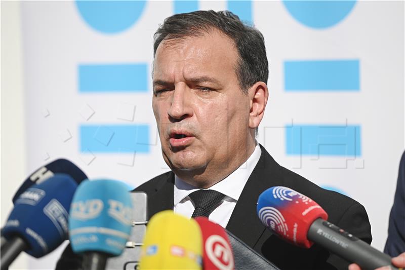 Beroš denies claims about much higher salaries of Slovenian doctors