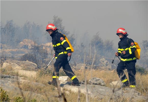 Ugašen požar u Vrpolju kod Šibenika, nema ozlijeđenih