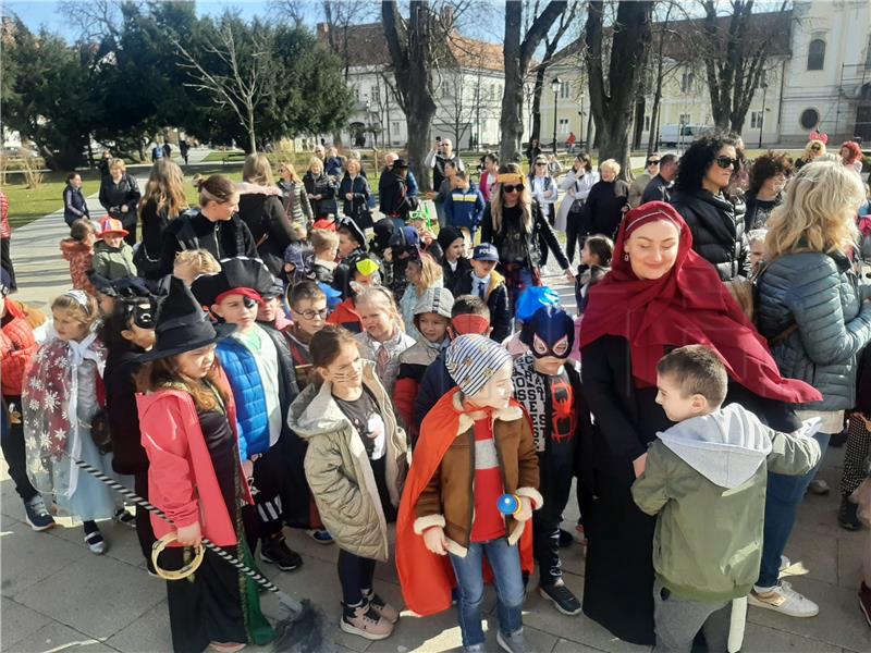 Bjelovar: zamjenik gradonačelnika predao ključeve grada dječjoj gradonačelnici