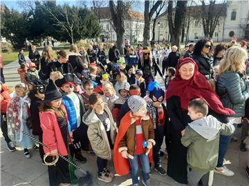 Bjelovar: zamjenik gradonačelnika predao ključeve grada dječjoj gradonačelnici