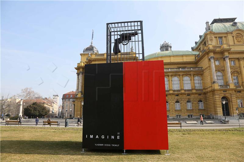 Ispred zagrebačkog HNK postavljena instalacija "Imagine" Vladimira Dodiga Trokuta