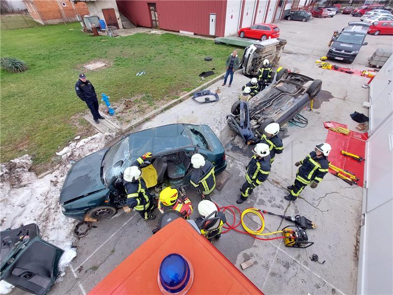 Obuka petrinjskih vatrogasaca novom opremom Weber rescue sistema 