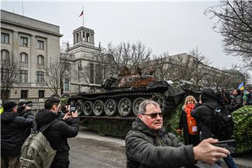 Aktivisti dovezli uništeni tenk T-72 pred rusko veleposlanstvo u Berlinu