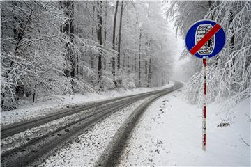 Sloveniju prekrio snijeg, a snažna bura puše u primorju