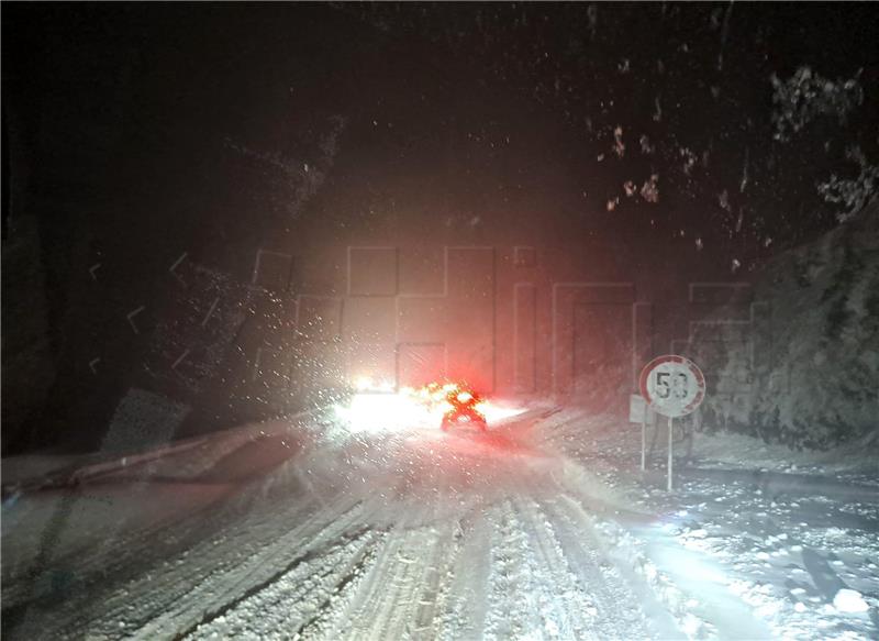 Zbog nevremena zaustavljen promet između Dalmacije i unutrašnjosti