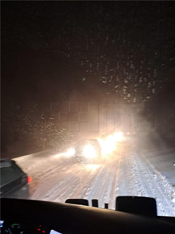 All traffic suspended between north Croatia and Dalmatia due to snow and wind