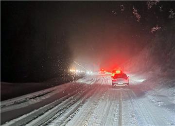 Heavy snow, wind cause traffic chaos, roads remain closed