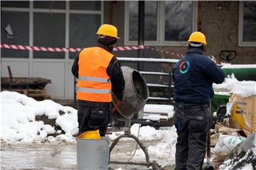 Ministri Bačić i Vučković obišli gradilište obnove zgrade Srednje škole Glina