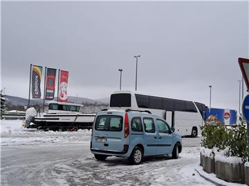 Snježni kaos: Probijen tunel Sveti Rok, opet se vozi prema Dalmaciji