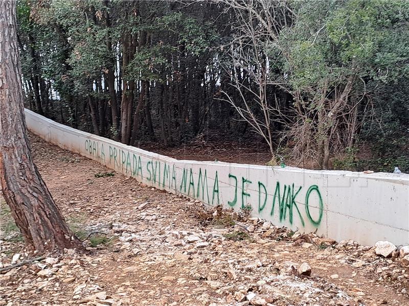 Medulin: Bespravna izgradnja betonskog zida na šetnici u Banjolama