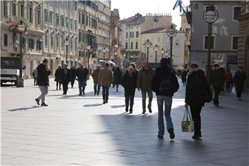 Rijeka: Sunčano vrijeme privuklo riječane na Korzo