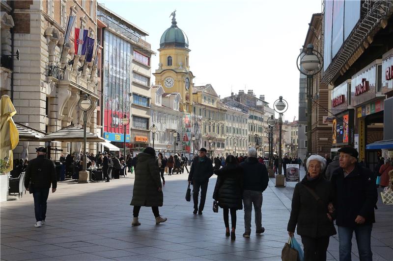 Rijeka: Sunčano vrijeme privuklo riječane na Korzo