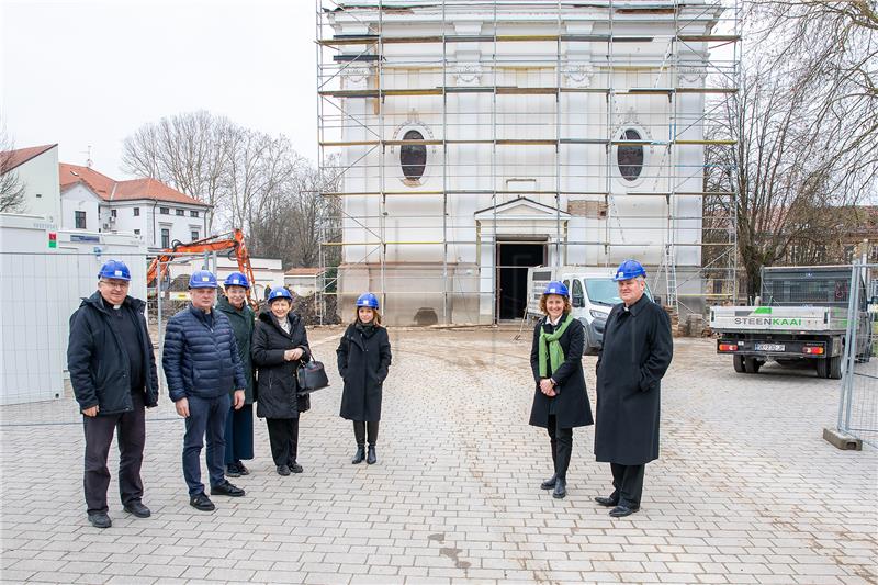 Ministrica Obuljen Koržinek i biskup Košić obišli stradale crkve