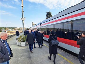 Novi dizel-električni motorni vlak pušten u promet s pulskog kolodvora