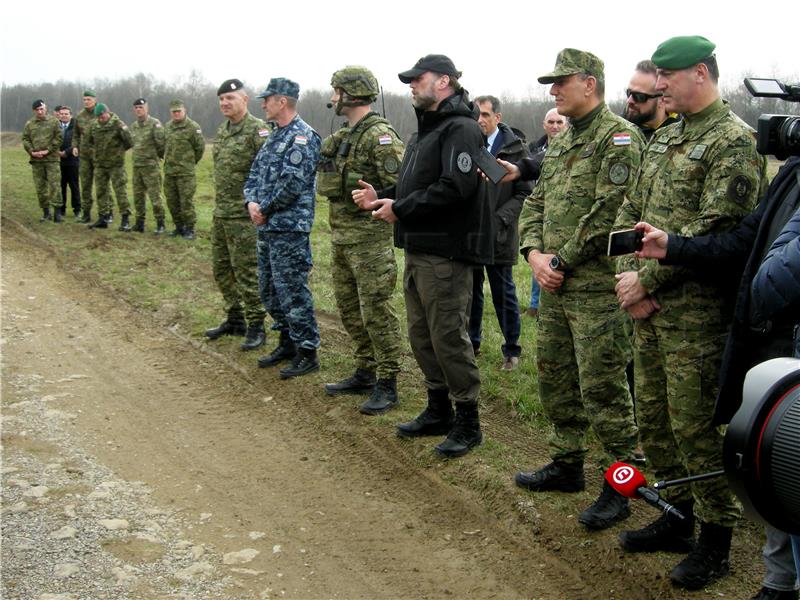 Predstavljen suvremeni domaći vojni radio uređaj