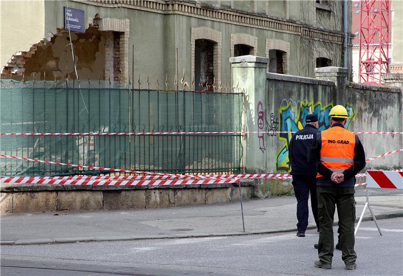 Urušavanja dijela zida bivše vojarne u Ilici