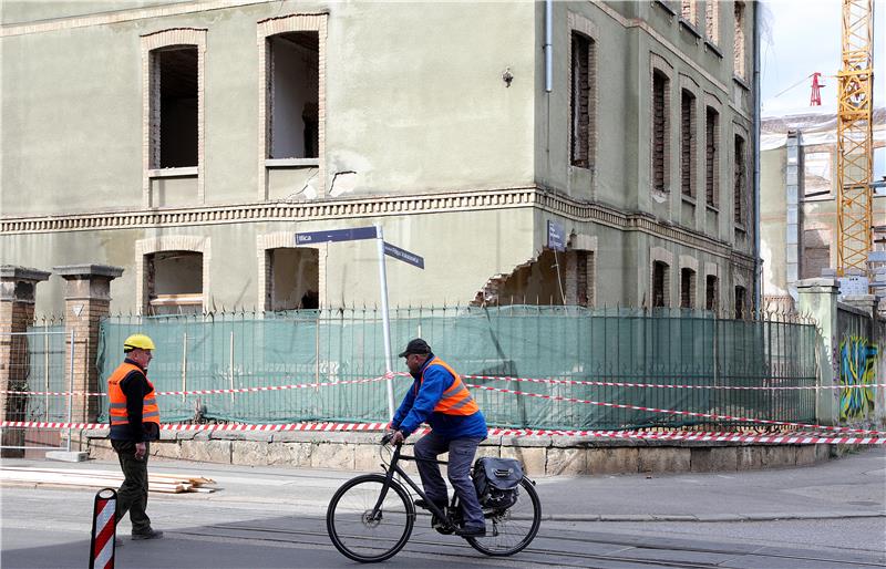 Urušavanja dijela zida bivše vojarne u Ilici