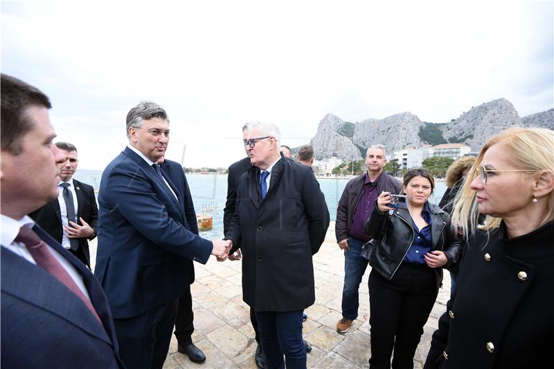 Plenković posjetio radove u luci Omiš