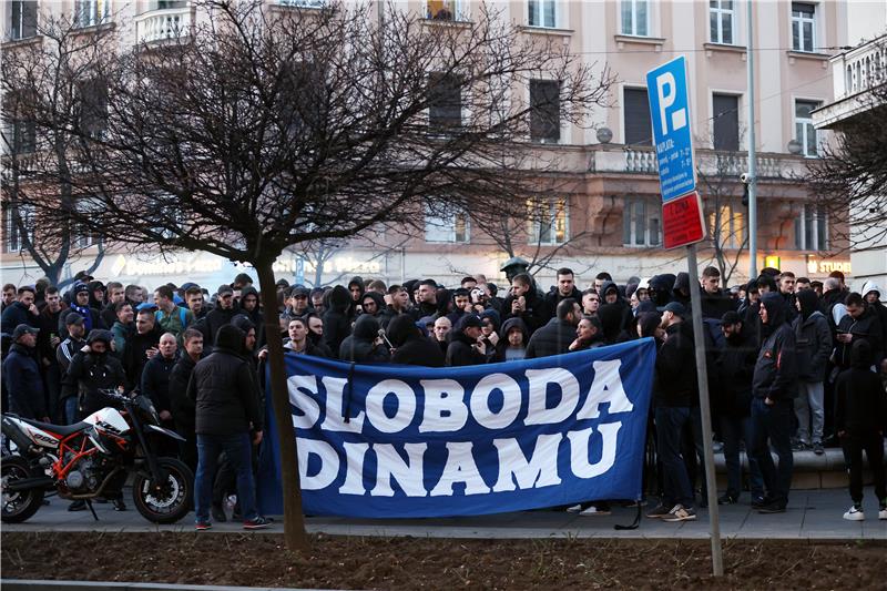 Dinamovi navijači se okupili ispred hotela prije početka Skupštine