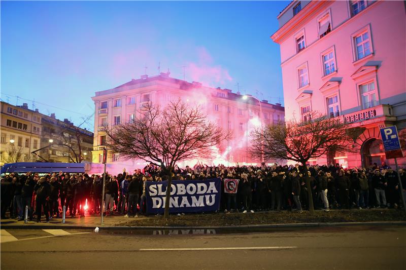 Dinamovi navijači se okupili ispred hotela prije početka Skupštine