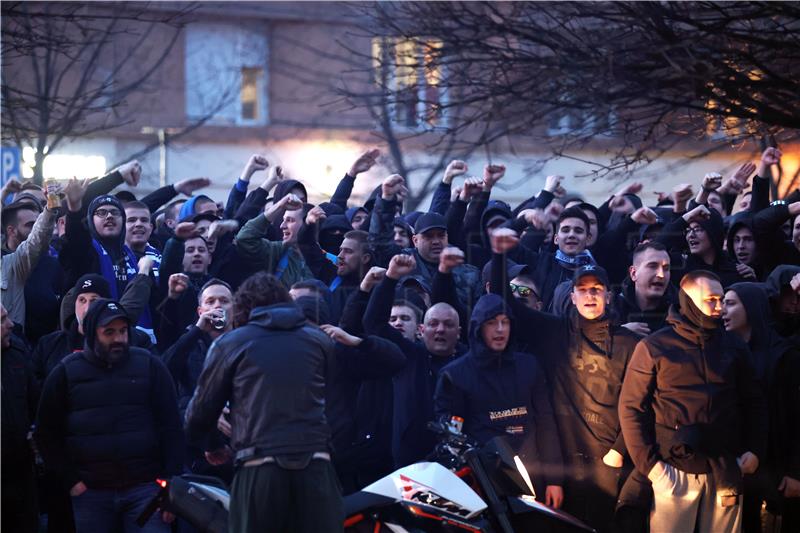 Dinamovi navijači se okupili ispred hotela prije početka Skupštine