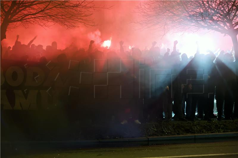 Dinamovi navijači se okupili ispred hotela prije početka Skupštine