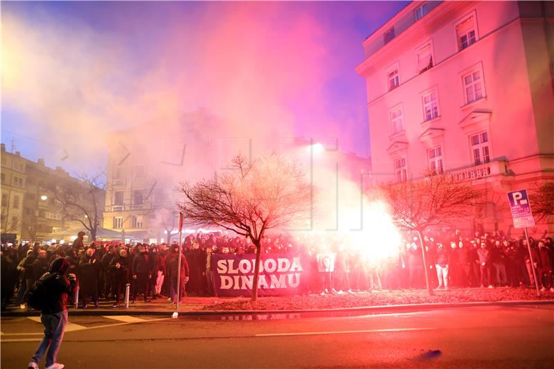 Dinamovi navijači se okupili ispred hotela prije početka Skupštine