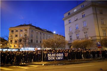 Dinamovi navijači se okupili ispred hotela prije početka Skupštine