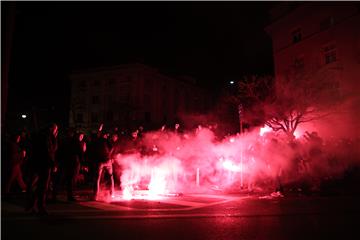 Dinamovi navijači se okupili ispred hotela prije početka Skupštine