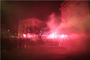 Dinamovi navijači se okupili ispred hotela prije početka Skupštine