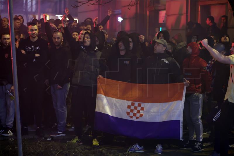 Dinamovi navijači se okupili ispred hotela prije početka Skupštine