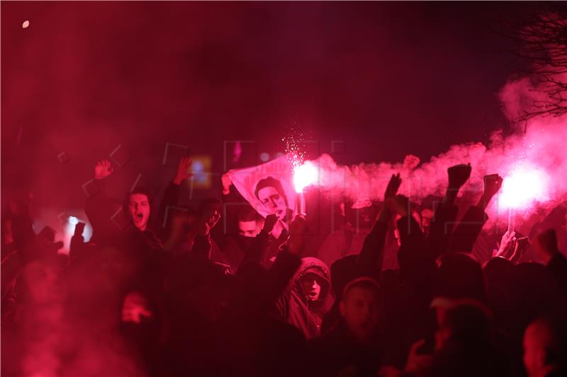 Dinamovi navijači se okupili ispred hotela prije početka Skupštine