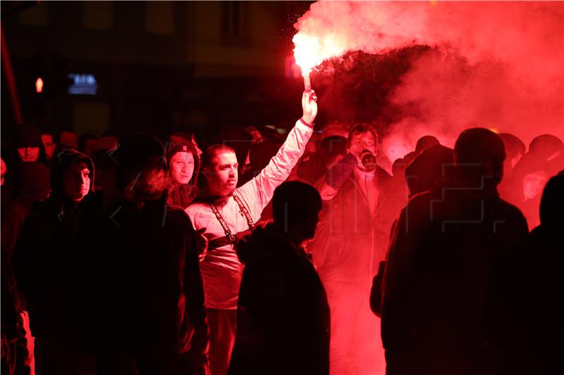 Dinamovi navijači se okupili ispred hotela prije početka Skupštine