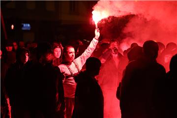 Dinamovi navijači se okupili ispred hotela prije početka Skupštine