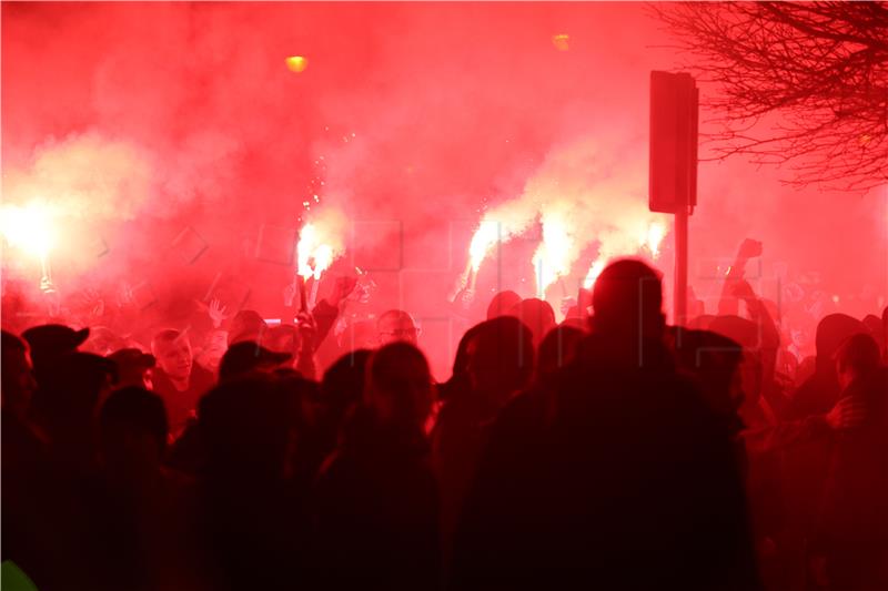 Dinamovi navijači se okupili ispred hotela prije početka Skupštine