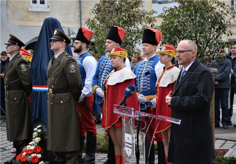 Milanović u Ogulinu na otkrivanju biste generalu Petru Stipetiću