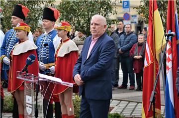 Milanović u Ogulinu na otkrivanju biste generalu Petru Stipetiću