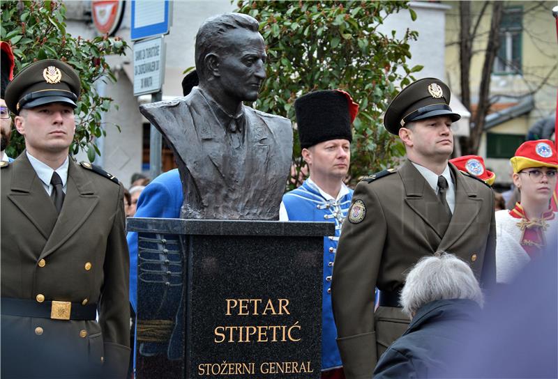 Milanović u Ogulinu na otkrivanju biste generalu Petru Stipetiću