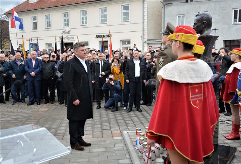 Milanović u Ogulinu na otkrivanju biste generalu Petru Stipetiću