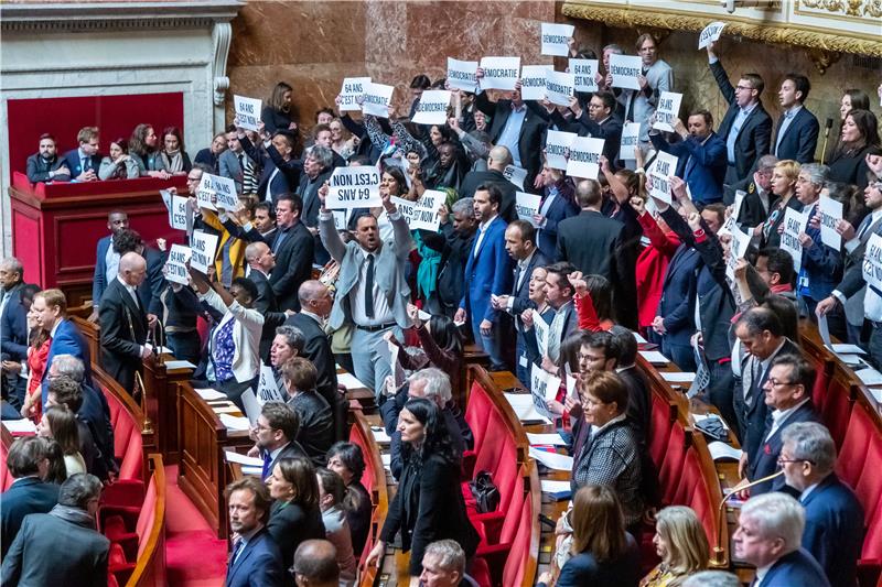 Francuska: Bijes u parlamentu dok vlada bez glasanja nastavlja s mirovinskom reformom