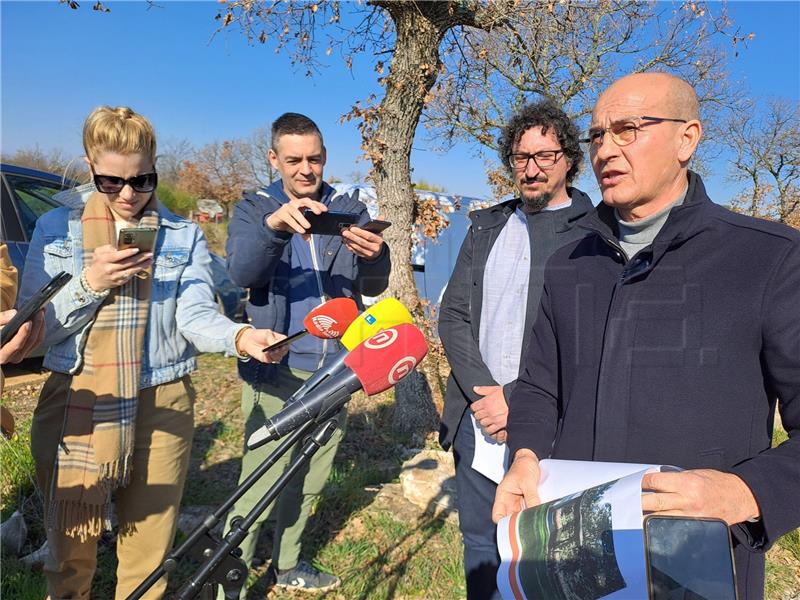 Konferencija za medije na temu bespravne gradnje u Istri