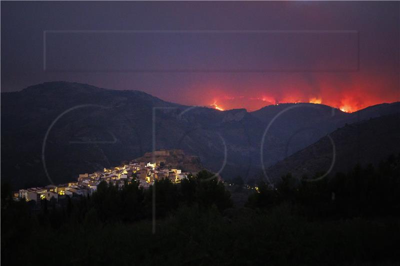 Španjolski vatrogasci nastavljaju gasiti požar koji je uništio 4000 hektara šume