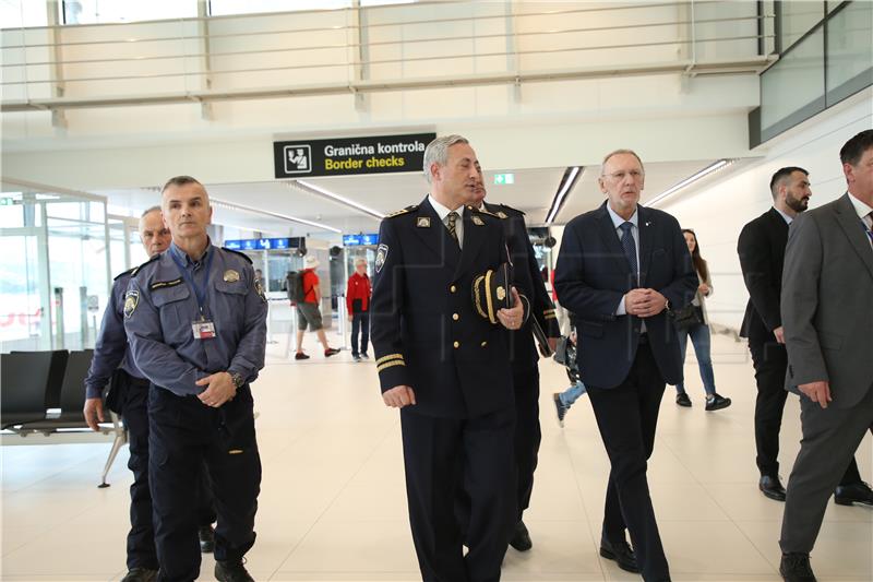 Interior minister says Schengen regime smoothly introduced at airports