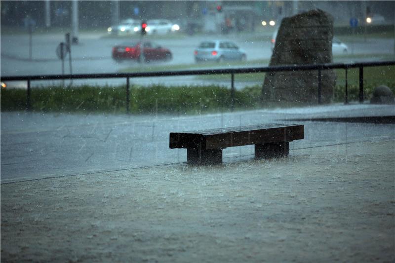 Nevrijeme obuhvatilo dvije županije, drveće padalo na prometnice