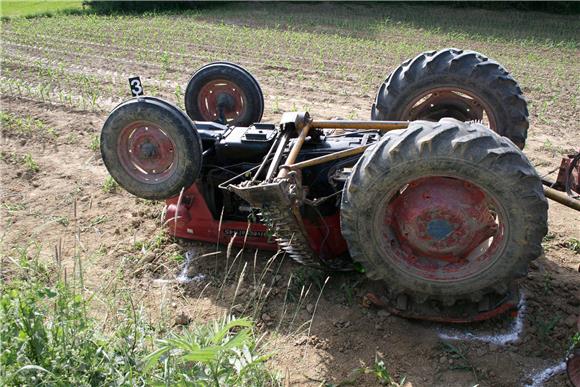 Otkriven 19-godišnjak koji je ukrao traktor, oštetio zemljišta i sletio u Staru Dravu