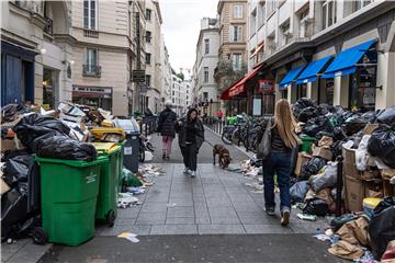 Pariz će bagerima uklanjati smeće s ulica nakon trotjednog štrajka