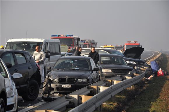 Za lančani sudar kod Karlovca kazneno će odgovarati 45-godišnji vozač teretnjaka