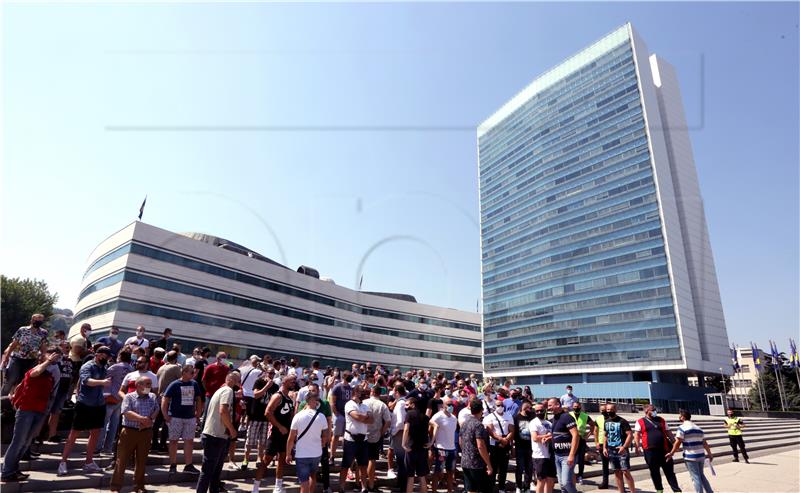 Sarajevo: Bosniak associations organise protest against Schmidt