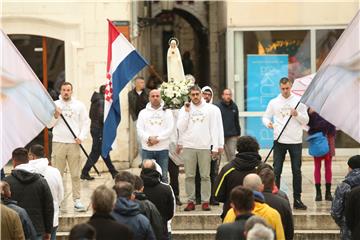 Performans "Tiha misa" u Splitu