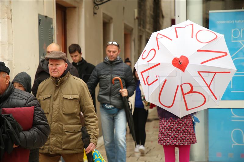 Performans "Tiha misa" u Splitu